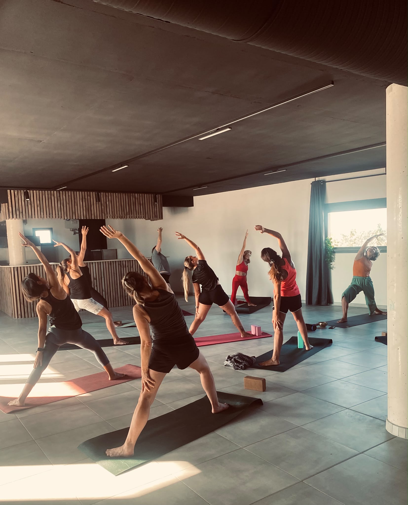 Cours collectif de yoga, posture d'étirement latéral