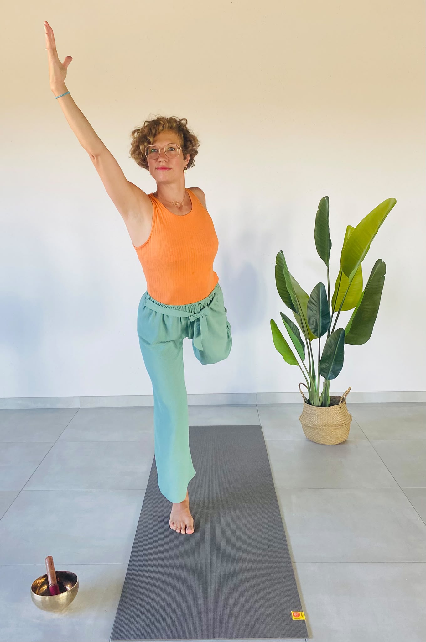 Portrait de Maude, kinésithérapeute et professeure de yoga, en posture de l'arbre